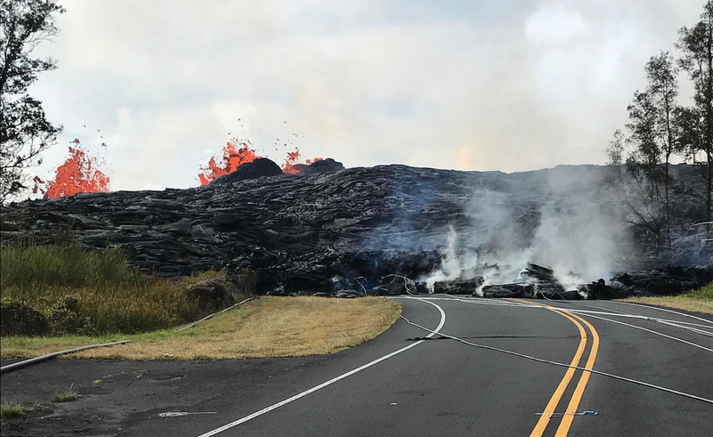 Fissure 6 builds a lava berm across Pohoiki Road.